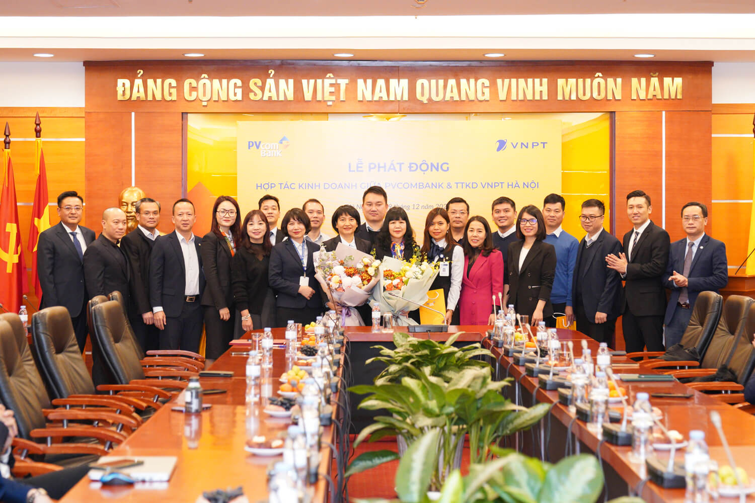 Đại diện lãnh đạo PVcomBank và TTKD VNPT HN hình lưu niệm tại sự kiện