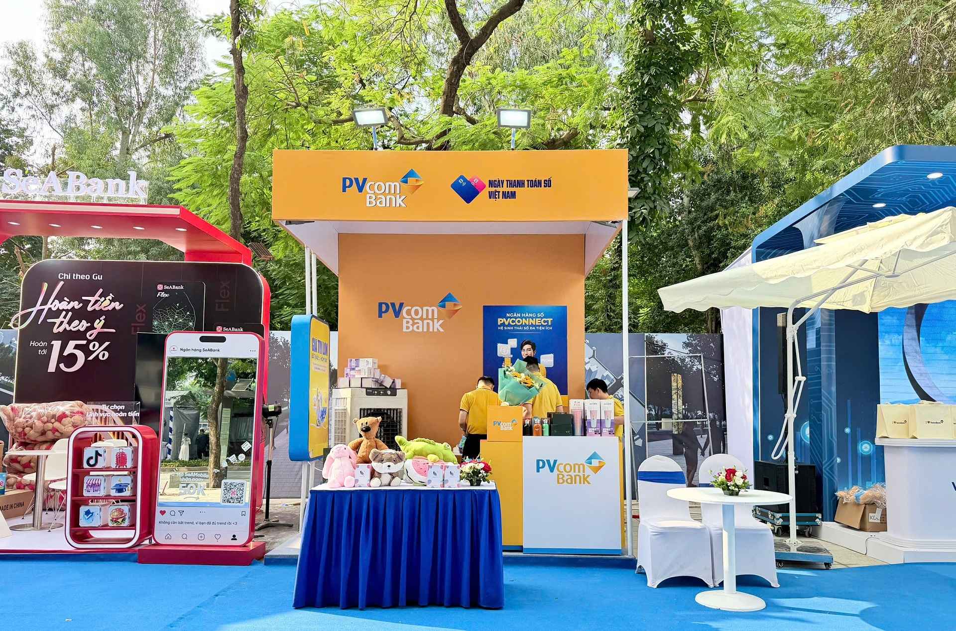 Ảnh minh họa 1: PVcomBank ghi dấu ấn thương hiệu tại Ng&agrave;y Thanh to&aacute;n số Việt Nam năm 2026