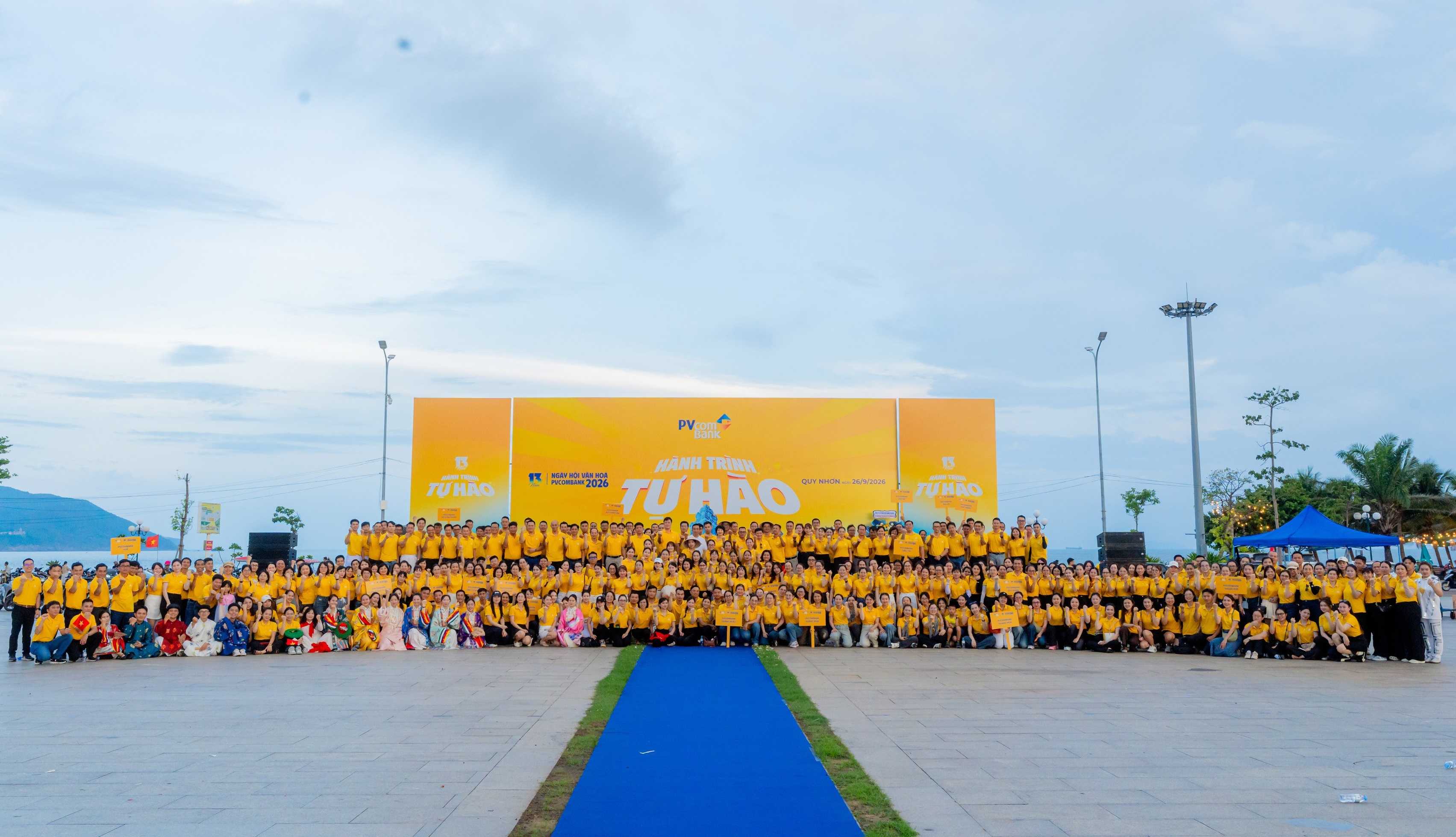 Ảnh minh họa 1: CBNV PVcomBank trong sắc áo vàng, cùng lan tỏa tinh thần gắn kết tại Ngày hội Văn hóa 2026.