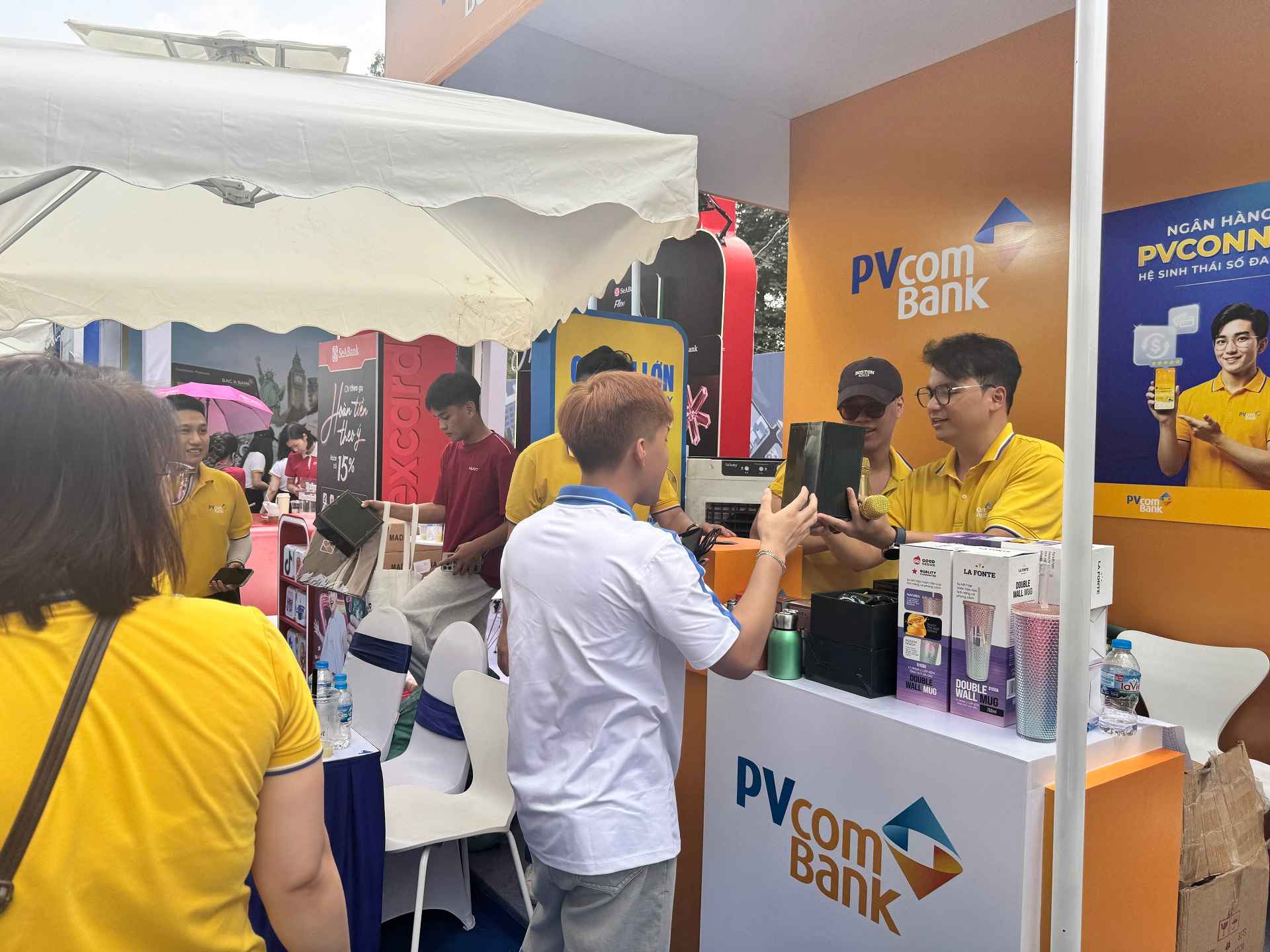 Ảnh minh họa 2: Gian h&agrave;ng PVcomBank thu h&uacute;t sự quan t&acirc;m của đ&ocirc;ng đảo kh&aacute;ch tham quan với c&aacute;c hoạt động trải nghiệm, tương t&aacute;c hấp dẫn