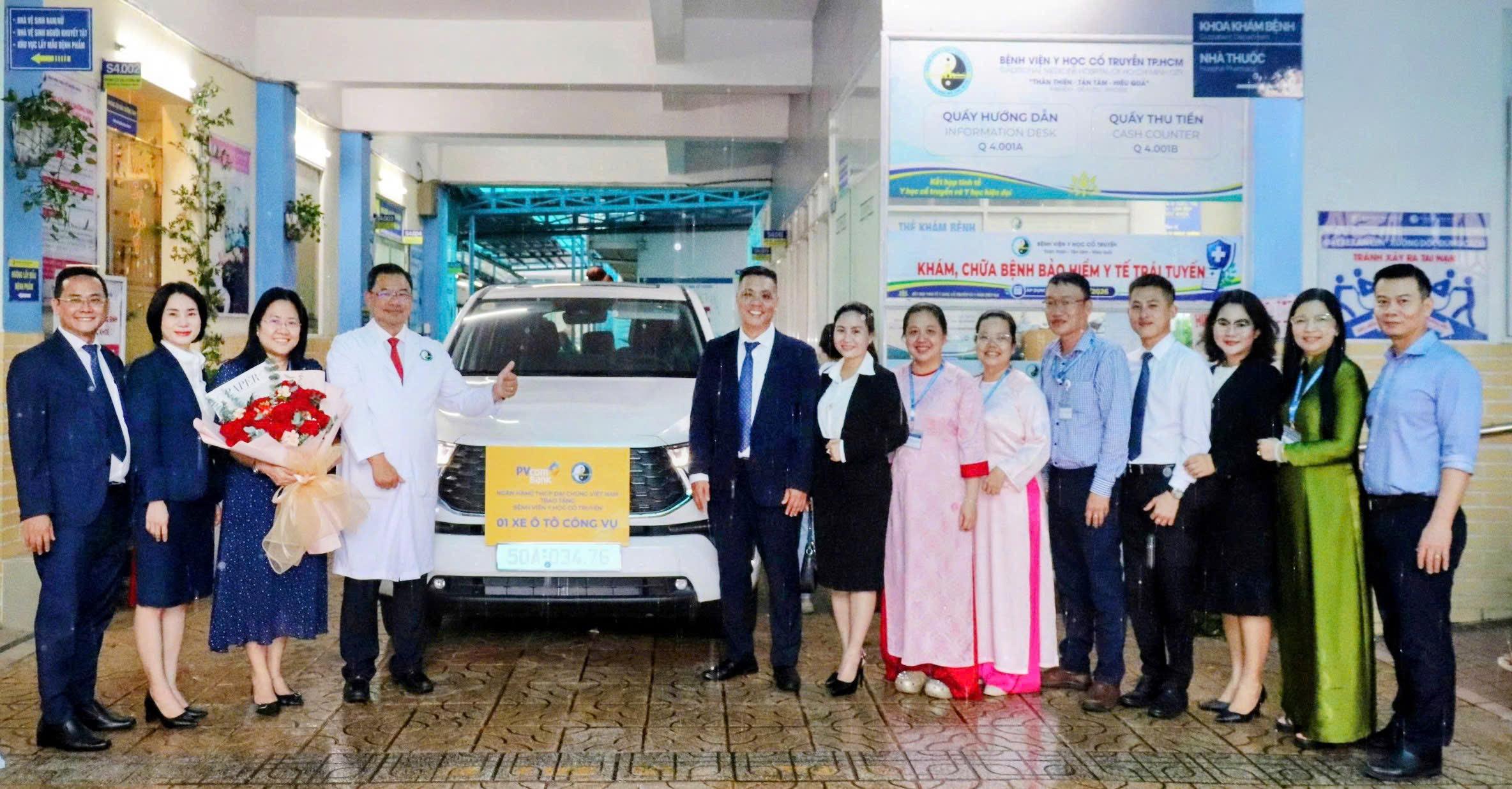Ảnh minh họa 2: PVcomBank trao tặng xe &ocirc; t&ocirc; cho Bệnh viện Y học cổ truyền TP. Hồ Ch&iacute; Minh