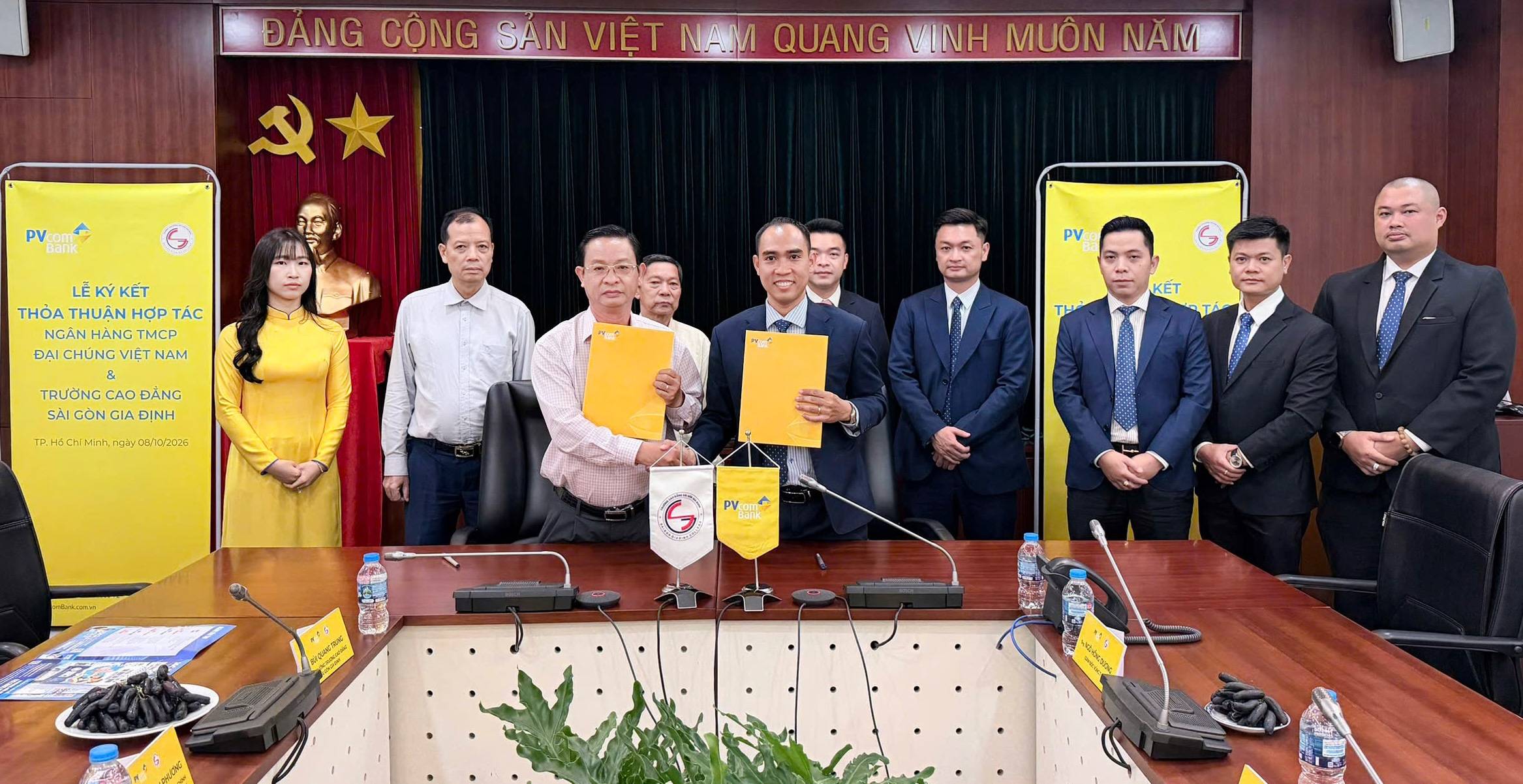 Ảnh minh họa: Đại diện PVcomBank và Trường Cao đẳng Sài Gòn Gia Định thực hiện nghi thức ký kết thỏa thuận hợp tác