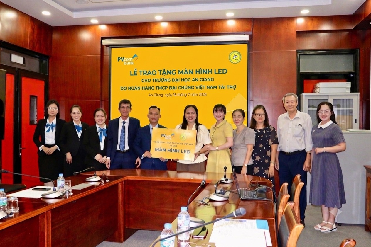 Ảnh minh họa: PVcomBank trao tặng hệ thống màn hình LED chuyên dụng cho Trường Đại học An Giang