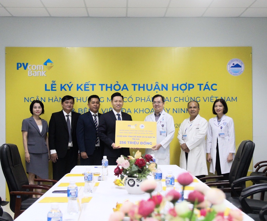 Ảnh minh họa 2: PVcomBank trao tặng trang thiết bị công nghệ thông tin cho Bệnh viện Đa khoa Tây Ninh