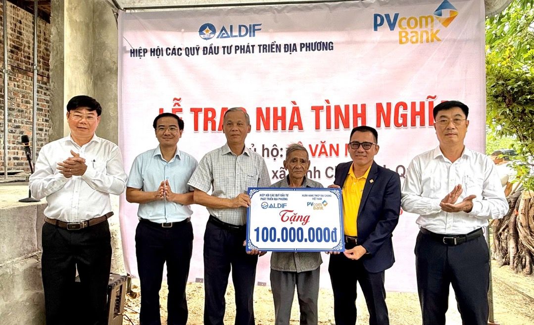 Ảnh minh họa: PVcomBank hỗ trợ kinh phí xây nhà tình nghĩa cho người dân có hoàn cảnh khó khăn