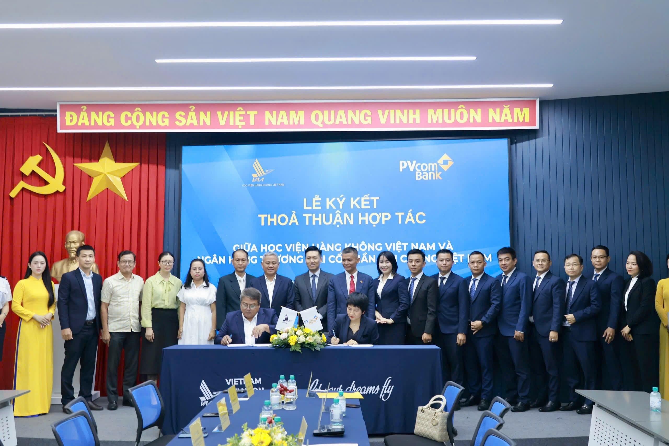 Ảnh minh họa: Đại diện PVcomBank và Học viện Hàng không Việt Nam thực hiện nghi thức ký kết thỏa thuận hợp tác