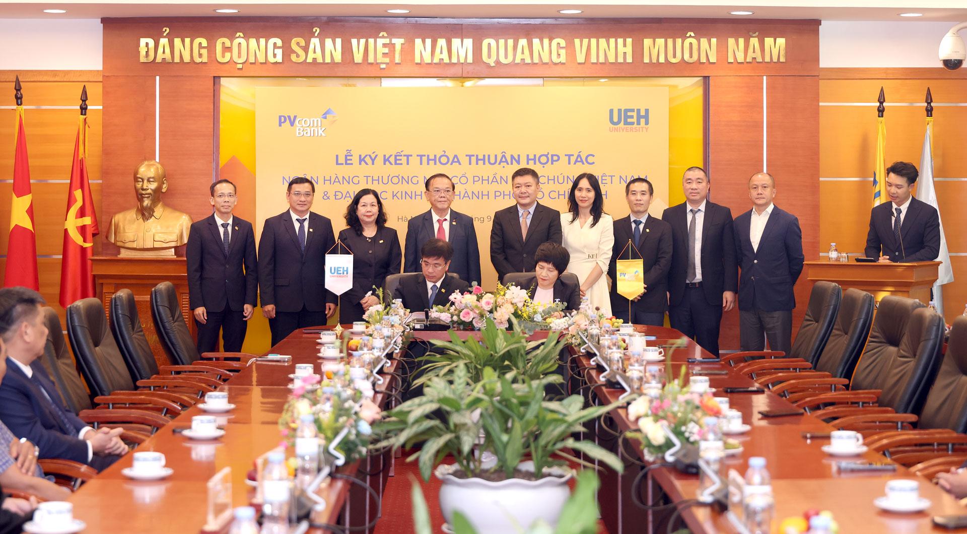 Ảnh minh họa 1: PVcomBank và Đại học Kinh tế Thành phố Hồ Chí Minh ký kết thỏa thuận hợp tác