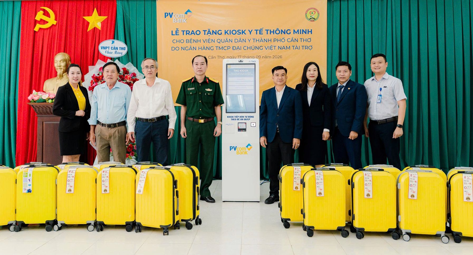 Ảnh minh họa: PVcomBank trao tặng Kiosk y tế thông minh cho Bệnh viện Quân dân Y Thành phố Cần Thơ