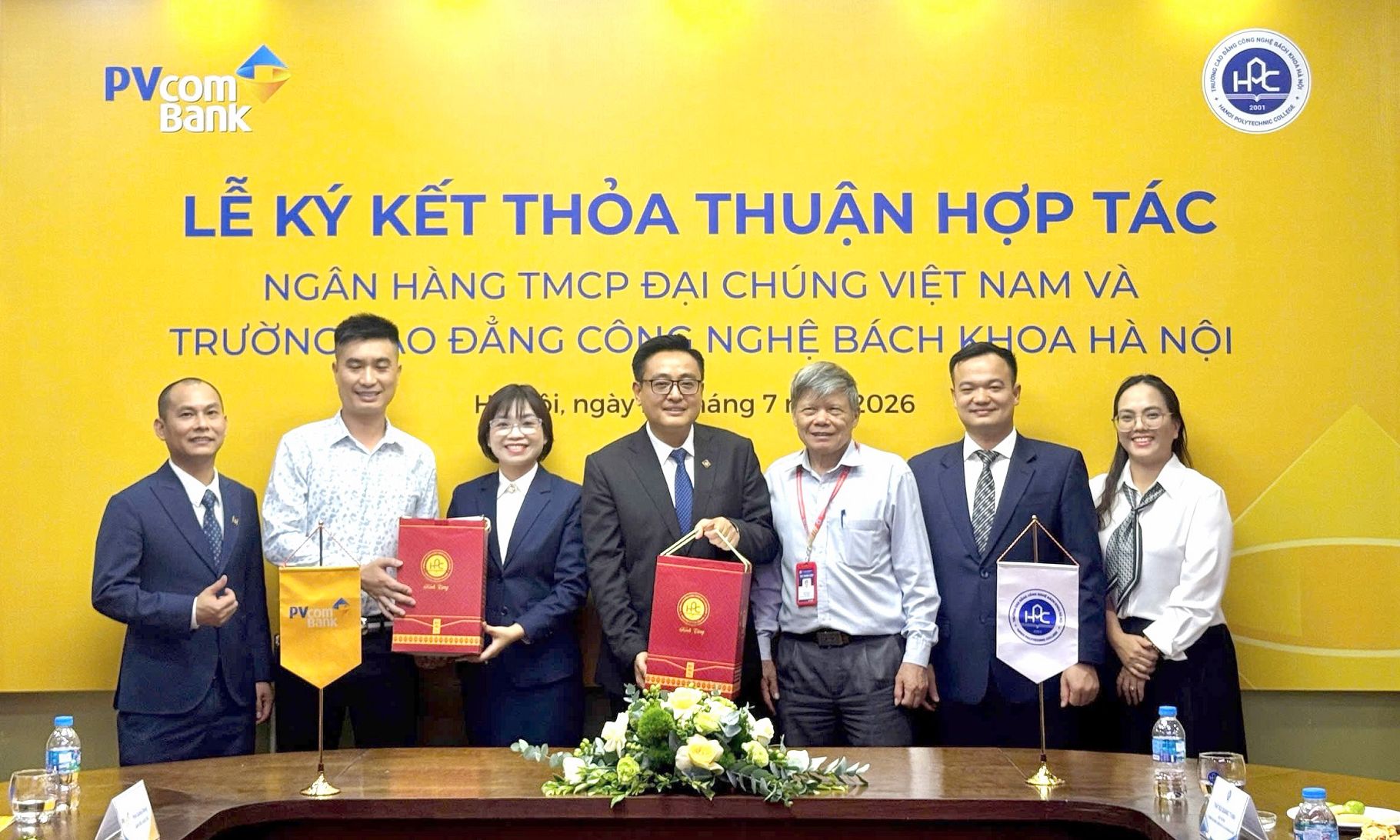 Ảnh minh họa 1: PVcomBank v&agrave; Trường Cao đẳng C&ocirc;ng nghệ B&aacute;ch khoa H&agrave; Nội k&yacute; kết thỏa thuận hợp t&aacute;c to&agrave;n diện