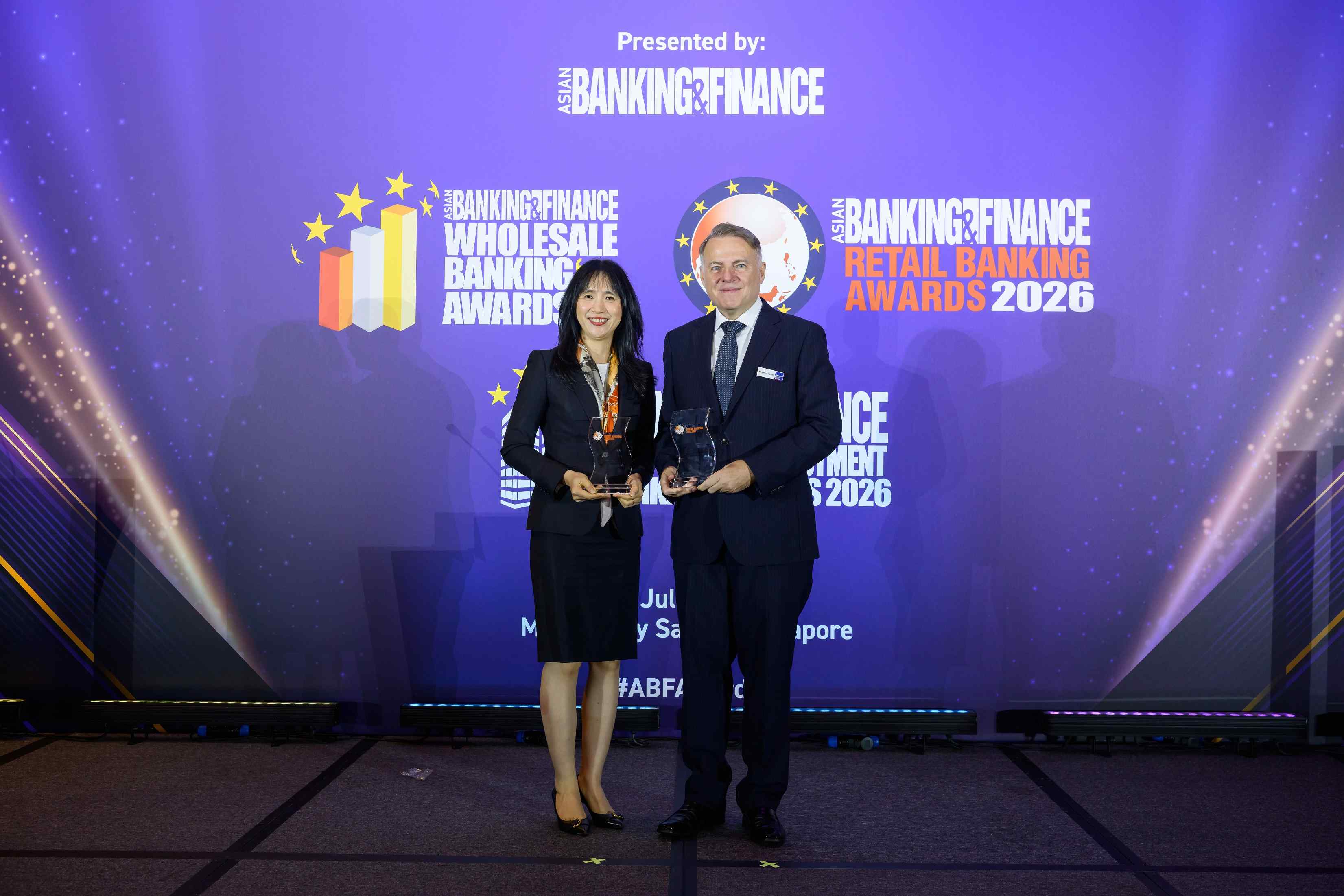 Ảnh minh họa 2: B&agrave; Nguyễn Thị Linh Chi &ndash; Ph&oacute; Tổng Gi&aacute;m đốc PVcomBank đại điện Ng&acirc;n h&agrave;ng nhận 02 giải thưởng uy t&iacute;n từ tạp ch&iacute; ABF